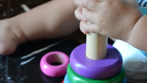 Niño divirtiéndose con juguetes de madera — Vídeo de stock