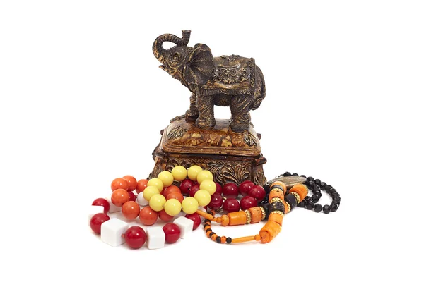 Коробка зі слоном та ювелірними виробами — стокове фото