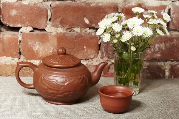 Глиняний чайник і чаша — стокове фото