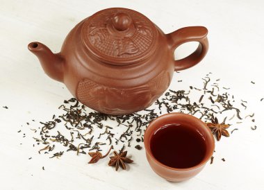 Kil çaydanlık, tabağı, çay ve anasonu