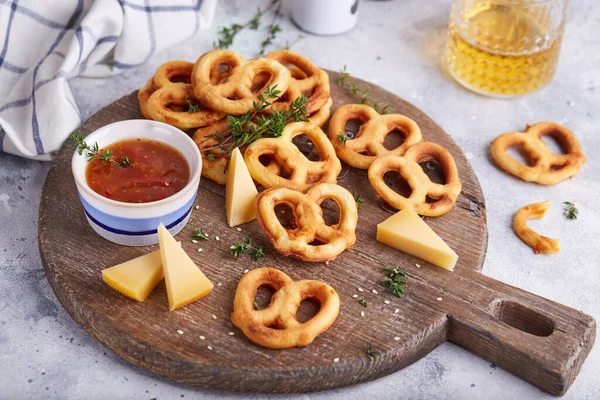 Kaas Pretzels Snacks Gebak Geserveerd Met Saus Tijm Traditionele Duitse Stockafbeelding