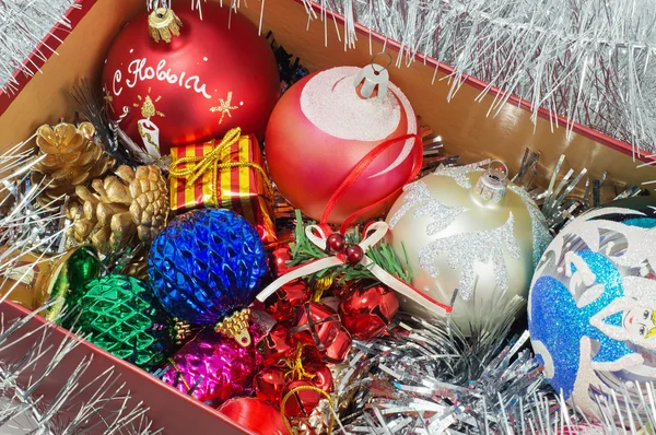 Caja con decoraciones navideñas Imágenes de stock libres de derechos