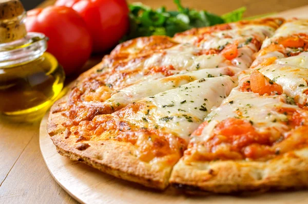 Pizza margherita — Zdjęcie stockowe