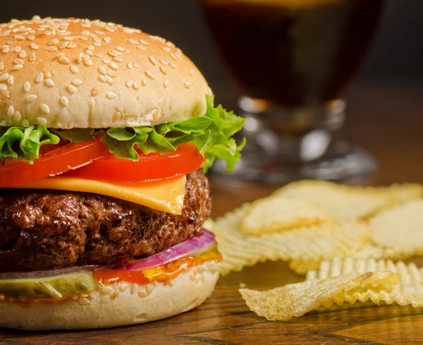 Cheeseburger und Chips — Stockfoto