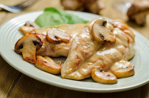 Peito de frango com cogumelos — Fotografia de Stock