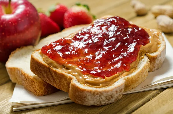 Sandwich met pindakaas en jam — Stockfoto