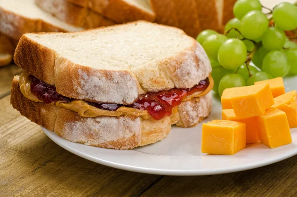 Sandwich met pindakaas en jam — Stockfoto