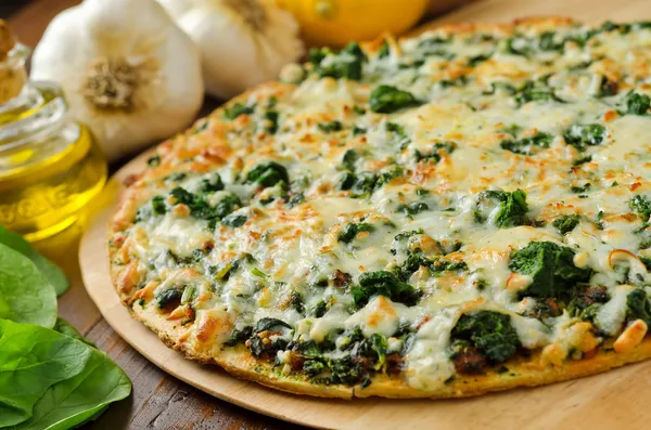 Pizza agli spinaci — Foto Stock