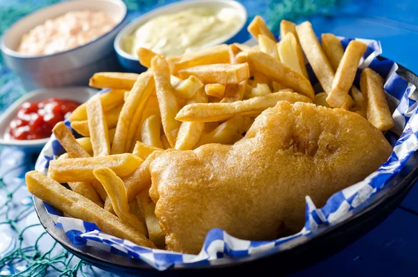 Um pedaço de peixe e batatas fritas — Fotografia de Stock