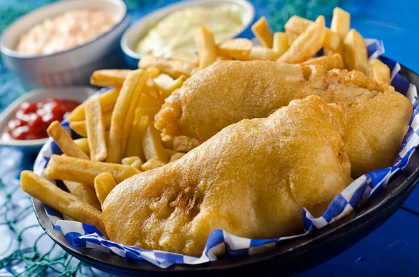 Dois pedaços de peixe e batatas fritas — Fotografia de Stock