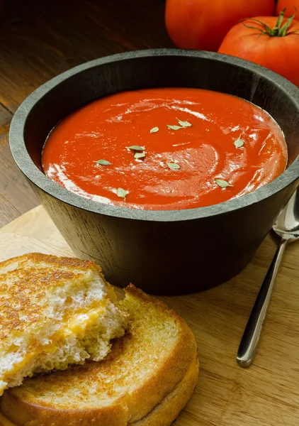Sopa de tomate com sanduíche de queijo grelhado — Fotografia de Stock