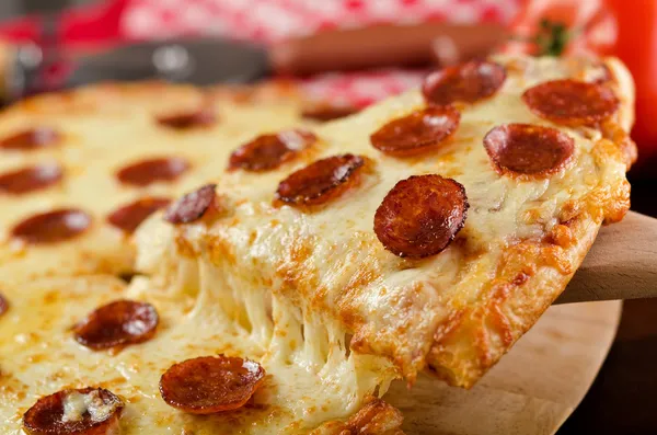 Pepperoni pizza slice — Stockfoto