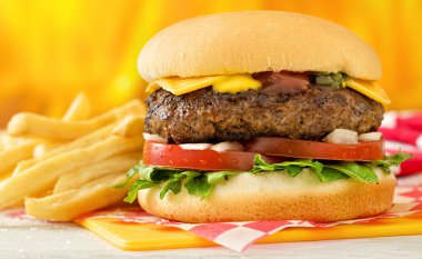 çizburger ve patates kızartması
