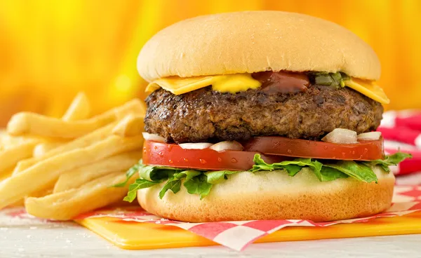 Cheeseburger e batatas fritas — Fotografia de Stock