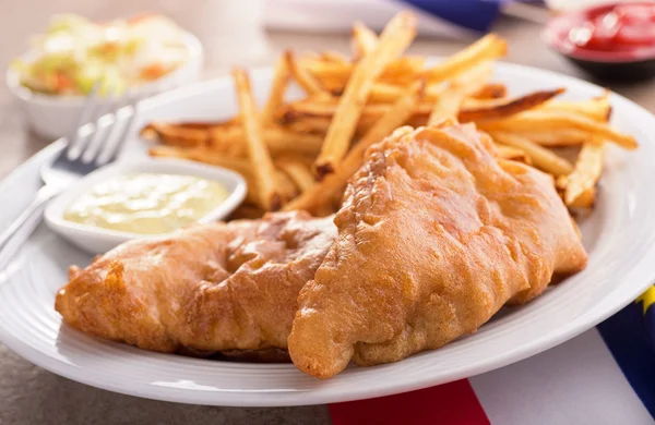 Pescado y patatas fritas — Foto de Stock