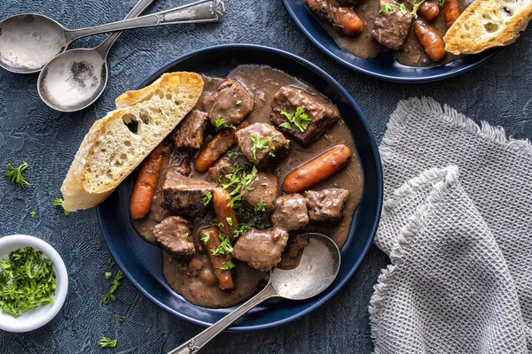 Carne Delicioasa Vita Burguignon Tocana Vin Morcovi Ceapa Garnitura Patrunjel — Fotografie, imagine de stoc