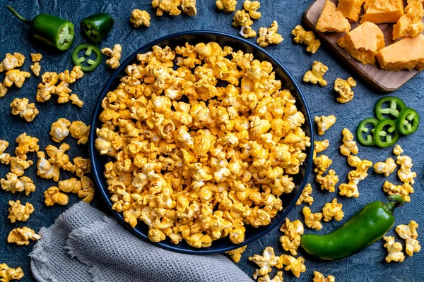 Heerlijke Cheddar Jalapeno Smaak Popcorn Een Blauw Tafelblad — Stockfoto
