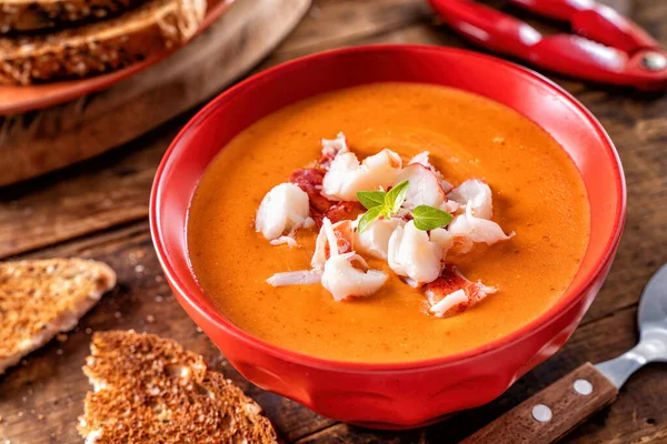 Een Kom Heerlijke Romige Kreeft Bisque Met Kreeft Vlees Tomatenpasta Rechtenvrije Stockfoto's