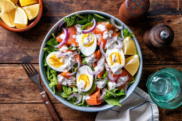 Uma Deliciosa Salada Salmão Defumada Com Ovos Molho Anchova — Fotografia de Stock