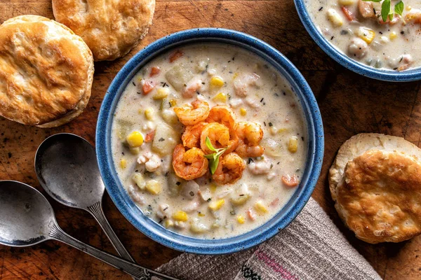 Kulho Herkullisia Kotitekoisia Katkarapuja Maissi Chowder Keksejä Maalaismainen Puu Pöytä — kuvapankkivalokuva