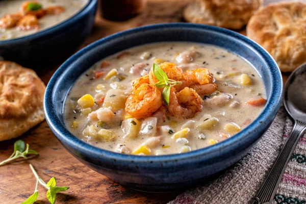 Uma Tigela Delicioso Camarão Caseiro Chowder Milho Com Biscoitos Uma Fotografia De Stock