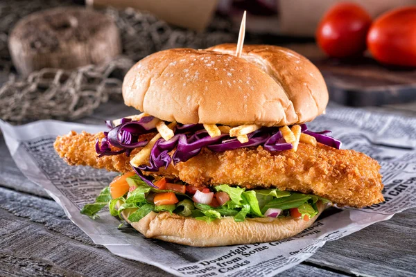 Lahodný Rybí Burger Deluxe Chlebovými Rybami Salátem Cibulí Rajčaty Červeným Stock Obrázky