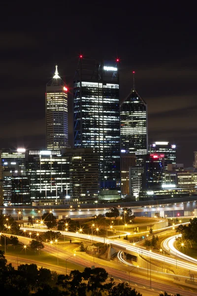 Perth skyline van de stad bij nacht — Stockfoto