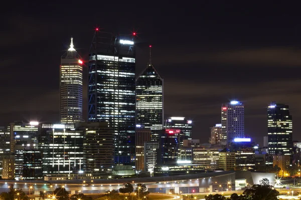 Perth City Skyline à noite Fotos De Bancos De Imagens Sem Royalties