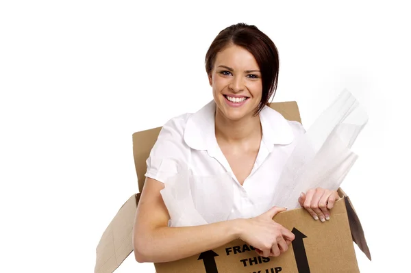Mujer de negocios en una caja de cartón —  Fotos de Stock