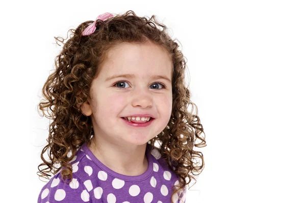 kameraya gülümseyen genç çocuk