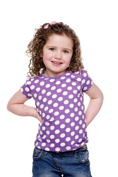 kameraya gülümseyen genç çocuk durdu