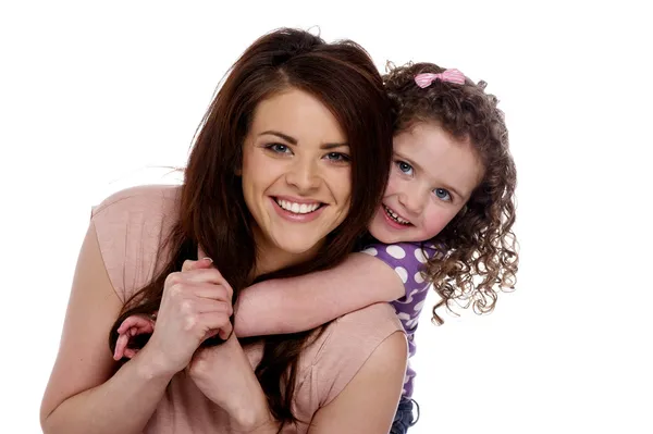 Anne ve kızı beyaz bir arka plan üzerinde izole