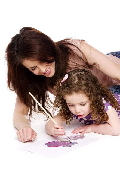 Маленькая девочка рисует со своей мамой — стоковое фото