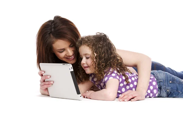 Moeder en dochter met behulp van een computer-tablet — Stockfoto