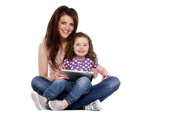 Moeder en dochter met behulp van een computer-tablet Rechtenvrije Stockafbeeldingen