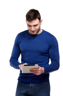 Beyaz arka plan üzerinde izole bir bilgisayar tablet tutan adam