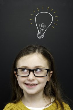 zeki bir genç kız blackboard infront durdu