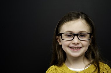 zeki bir genç kız blackboard infront durdu