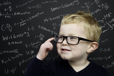 Akıllı çocuk blackboard infront durdu