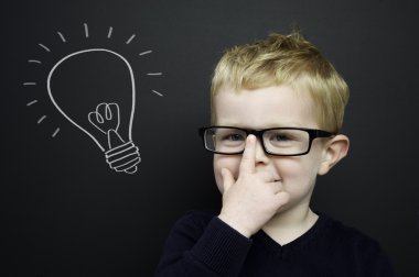 Akıllı çocuk blackboard infront durdu