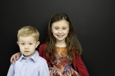 Akıllı küçük çocuklar infront-blackboard durdu