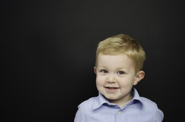 Akıllı çocuk blackboard infront durdu