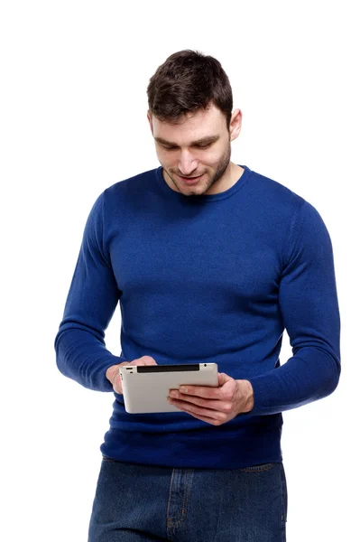 흰색 배경에 고립 된 컴퓨터 태블릿을 들고 남자 — 스톡 사진