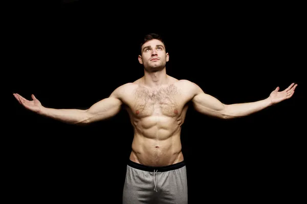 üstsüz adam uzanmış kollarıyla durdu