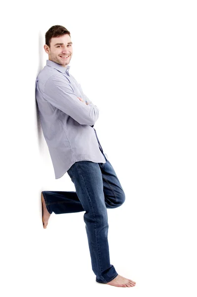 yakışıklı adam beyaz duvara yaslanmış