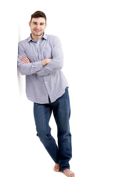 yakışıklı adam beyaz duvara yaslanmış