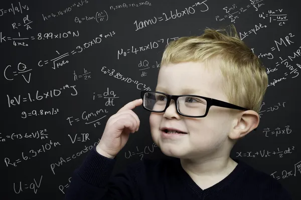 Akıllı çocuk blackboard infront durdu