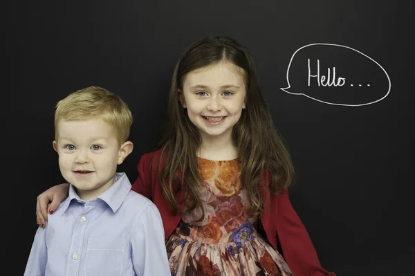 Jeunes enfants intelligents devant un tableau noir — Photo