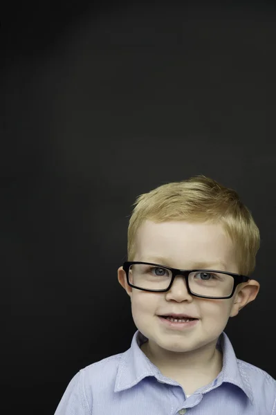 Smart pojke stod framför en svart tavla — Stockfoto