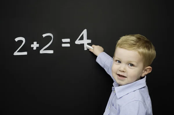 Akıllı çocuk, bir tahtaya yazma durdu